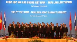 Thủ tướng Nguyễn Tấn Dũng và Thủ tướng Thái Lan đồng chủ trì cuộc họp nội các chung