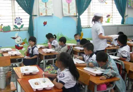 Mô hình bán trú – nội trú <br><i>Bài 2: Chật vật cảnh đông con </i> 1