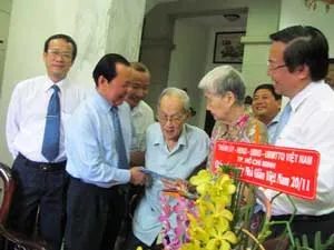 Lãnh đạo Thành ủy TPHCM thăm nhà giáo tiêu biểu nhân ngày 20/11