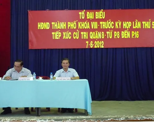 Tin TPHCM ngày 20/11/2012: Tổ đại biểu HĐND tiếp xúc cử tri quận 8 1