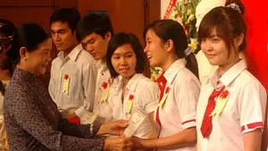 Hơn 400 học sinh, sinh viên nhận học bổng Vũ Đình Liệu