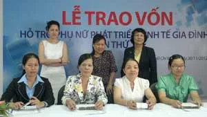 Báo Phụ nữ TPHCM trao vốn cho 195 phụ nữ nghèo