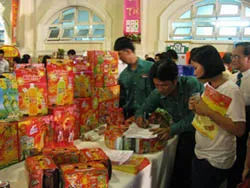 1.000 người tham gia ngày hội “Tung hàng Tết” 2012