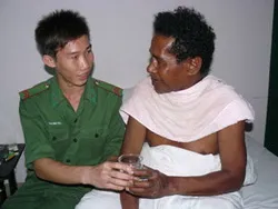Khánh Hòa: Bàn giao người nước ngoài bị nạn ở Trường Sa