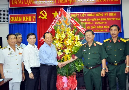 Tin TPHCM ngày 19/12/2012: Lãnh đạo TPHCM thăm, chúc mừng các đơn vị quân đội 1
