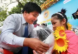 Trao quà cho trẻ em khuyết tật và giáo viên Cần Giờ
