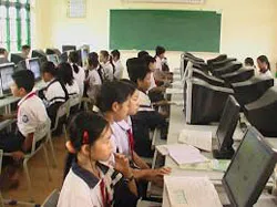 Trao tặng “Bộ kết nối kính hiển vi và máy vi tính” cho các cơ quan, trường học