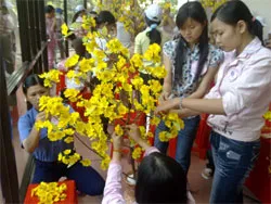 Tổ chức chăm lo tết cho công nhân không có điều kiện về quê