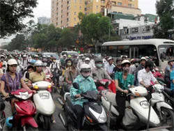 Vấn đề hôm nay: Thu phí bảo trì đường bộ sao cho thấu tình đạt lý