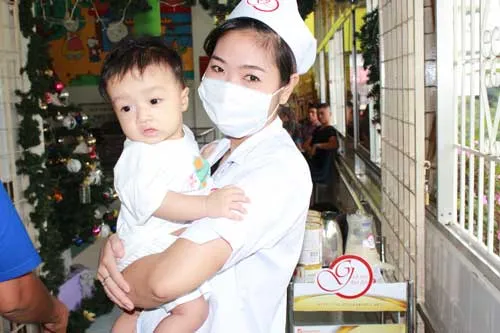 Tặng 100 phần quà cho Làng Trẻ em Hòa Bình