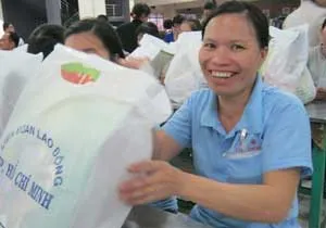 Lãnh đạo TP.HCM thăm và tặng quà Tết cho công nhân