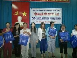 Tặng 300 phần quà Tết cho phụ nữ nghèo và nữ công nhân
