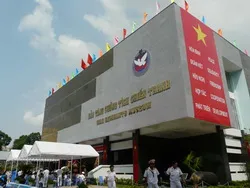 Học sinh THCS thử tài làm hướng dẫn viên tại Bảo tàng chứng tích chiến tranh
