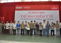 Trao tặng 300 thẻ BHYT cho người nghèo ở quận 8