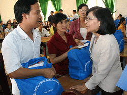 Bà Nguyễn Thị Thu Hà thăm và tặng quà Tết cho công nhân có hoàn cảnh khó khăn
