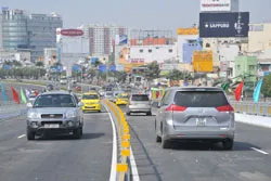 Thông xe 2 cầu vượt thép đầu tiên