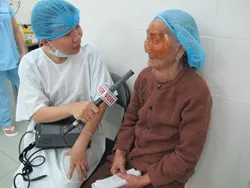 “Sát cánh cùng gia đình Việt” hỗ trợ gần 300 bệnh nhân nghèo mổ mắt miễn phí