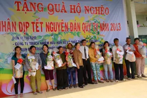 Tặng quà Tết cho các gia đình nghèo ở huyện Bình Chánh