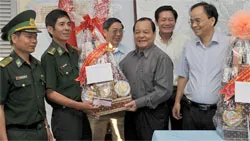 Lãnh đạo TP thăm, chúc tết, tặng quà người dân nghèo ở 2 huyện Cần Giờ và Nhà Bè
