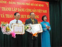 Đảng ủy Khối Dân - Chính - Đảng kỷ niệm 83 năm thành lập Đảng và trao huy hiệu Đảng