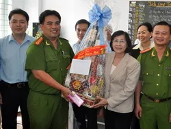 Thăm, tặng quà Tết cho hộ nghèo ở Hóc Môn, Bình Chánh