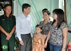 Đồng chí Nguyễn Văn Đua đi thăm, tặng quà và chúc tết các hộ ở quận 9 và Thủ Đức