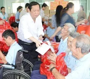 Đảm bảo chăm lo về vật chất và tinh thần cho các đối tượng BTXH dịp Tết Quý Tỵ 2013