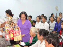 Hơn 1.000 phần quà Tết cho hộ nông dân nghèo