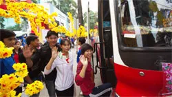 Tiễn 1.500 sinh viên lên xe về quê ăn Tết