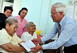 Chủ tịch UBND TP Lê Hoàng Quân đến thăm và chúc Tết các gia đình liệt sĩ, cơ sở cách mạng