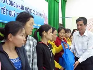 Tân Bình: Thăm và tặng quà cho công nhân nghèo