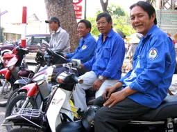 Quận 1 tặng quà Tết cho nghiệp đoàn xe ôm