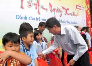 Chương trình “tổ ấm ngày xuân” tặng quà cho 1.000 em thiếu nhi nghèo