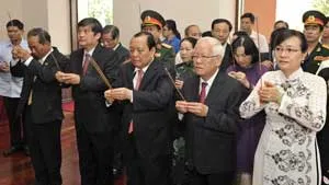 Lãnh đạo TPHCM dâng hương tại Bảo tàng Hồ Chí Minh và Bảo tàng Tôn Đức Thắng