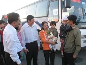 TPHCM: Tiễn công nhân có hoàn cảnh khó khăn về quê ăn Tết