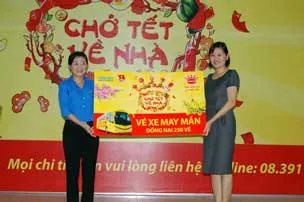 Chương trình “Kinh Đô chở Tết về nhà tiễn hơn 1.400 công nhân về quê ăn Tết