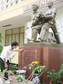 Thắp hương, đặt vòng hoa viếng các Anh hùng liệt sỹ hy sinh tại Đài Phát thanh Sài Gòn