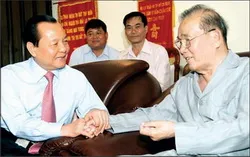 Bí thư Thành ủy TPHCM thăm và chúc sức khỏe nguyên cán bộ ngành y