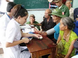 Thầy thuốc trẻ TPHCM dâng hoa báo công tại tượng đài Bác Hồ