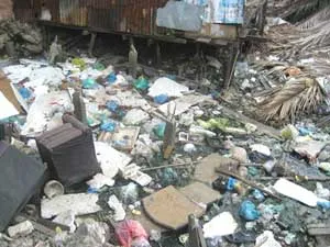Nạn xả rác trên rạch Phan Văn Hân đang gây ra nhiều bức xúc
