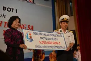 12 tỉ đồng trao tặng học sinh Trường Sa