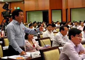 Còn đùn đẩy trách nhiệm những vấn đề bức xúc cử tri đặt ra