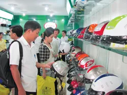 Người dân được trợ giá mua nón bảo hiểm chất lượng