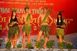 Hội trại truyền thống “Tự hào nòi giống Tiên Rồng” lần III - 2013