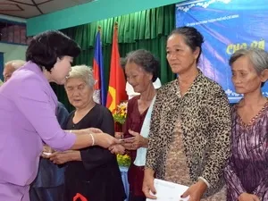 Tặng quà cho bà con Việt kiều tại Phnompenh
