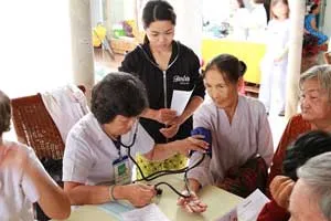 VOH phối hợp Sở Y tế TPHCM khám bệnh và cấp phát thuốc cho 300 người nghèo ở Sóc Trăng