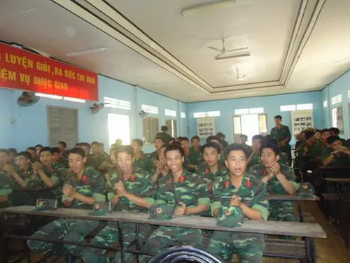 Thăm và tặng quà cho chiến sĩ các đơn vị quân đội