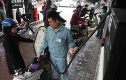 Giá xăng giảm 410 đồng/lít