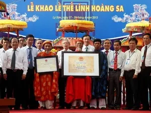 Lễ đón nhận bằng di tích, di sản và lễ Khao lề thế lính Hoàng Sa