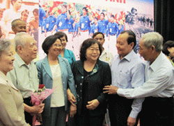Họp mặt giao lưu “Người là niềm tin tất thắng”